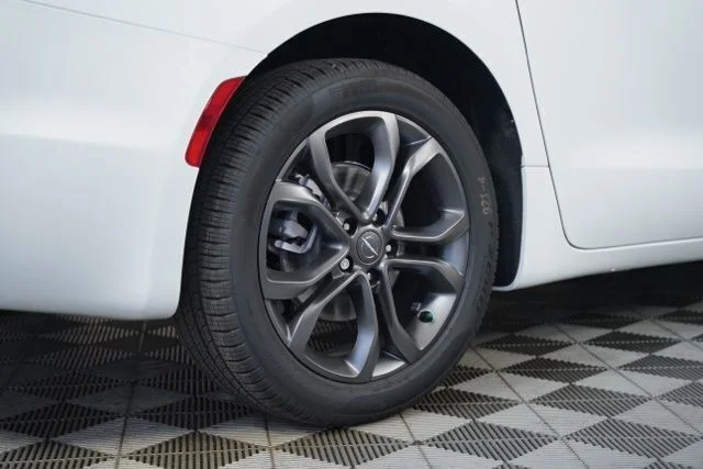 New 2026 Bright White Clear-Coat Exterior Paint Chrysler Select image 34
