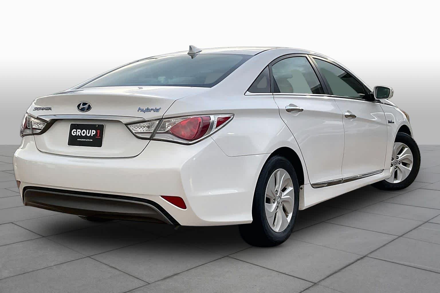 Used 2013 Porcelain White Pearl Hyundai  image 14