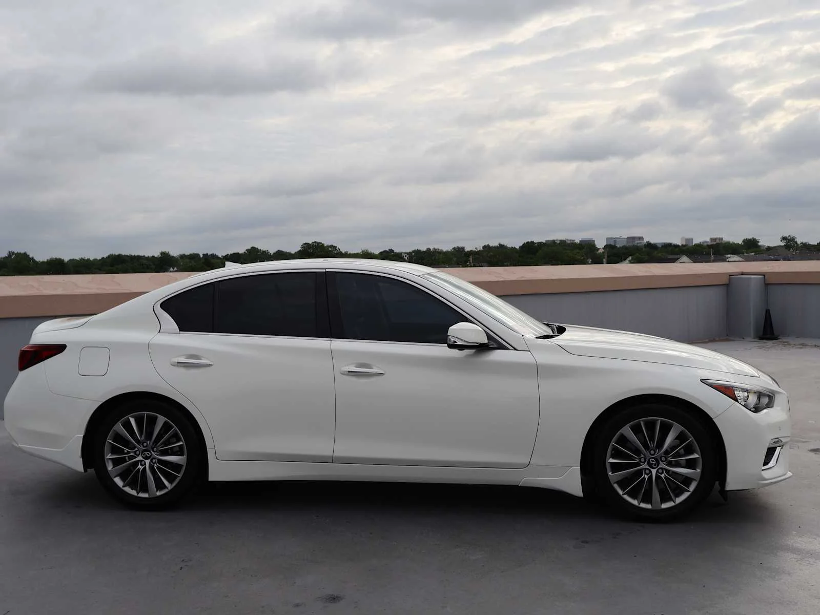 Certified Used 2022 Pure White INFINITI LUXE image 6