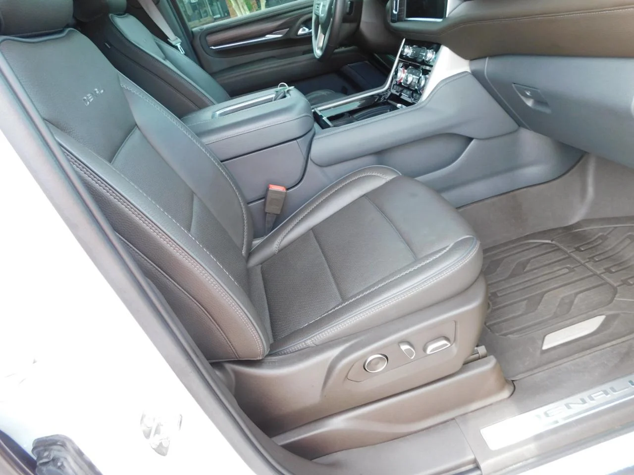 Used 2021 White GMC 4WD 4dr Denali image 20