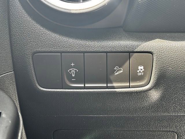 Used 2022 White Hyundai SE image 19
