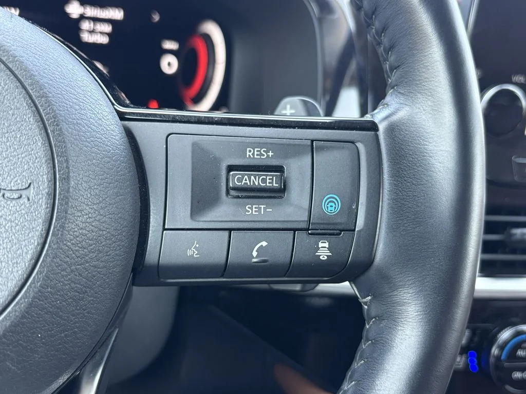 Used 2023 Silver Nissan Platinum image 27
