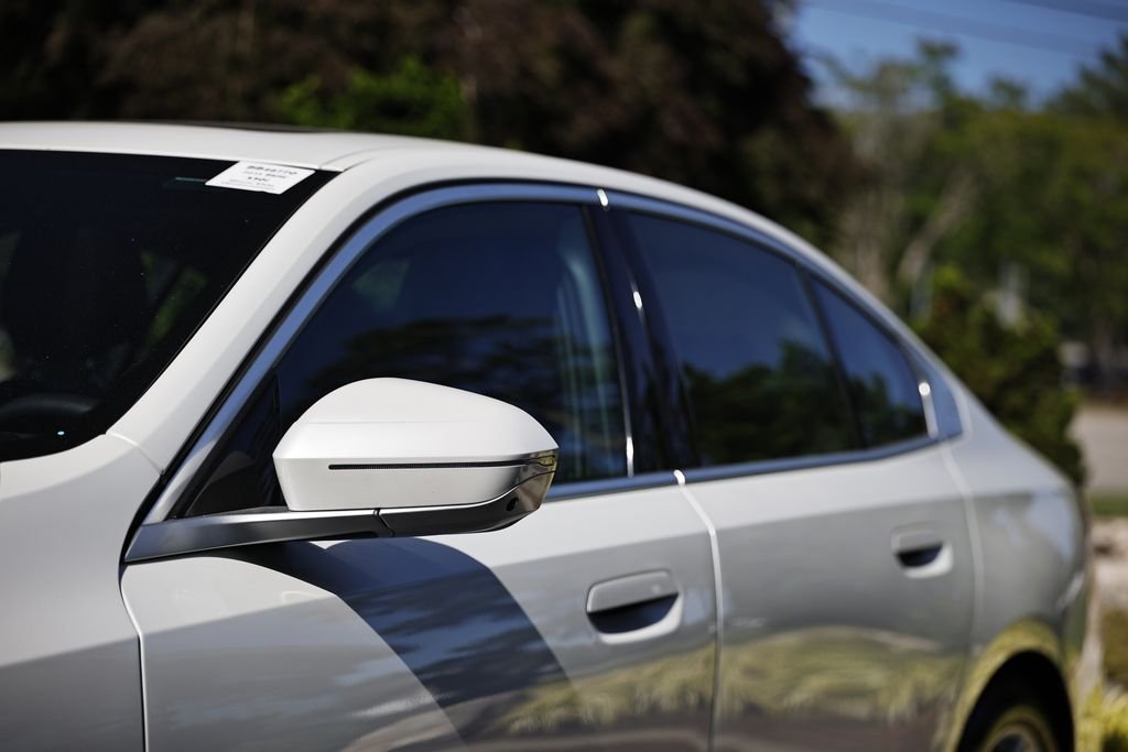 2025 BMW 5 Series 530i - Photo 11