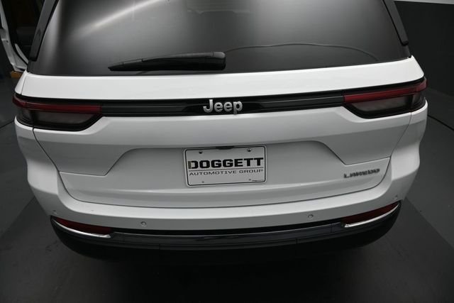 Used 2025 White/off-white Jeep Laredo image 10