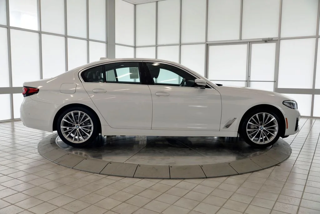 Used 2021 White BMW 530e iPerformance image 9