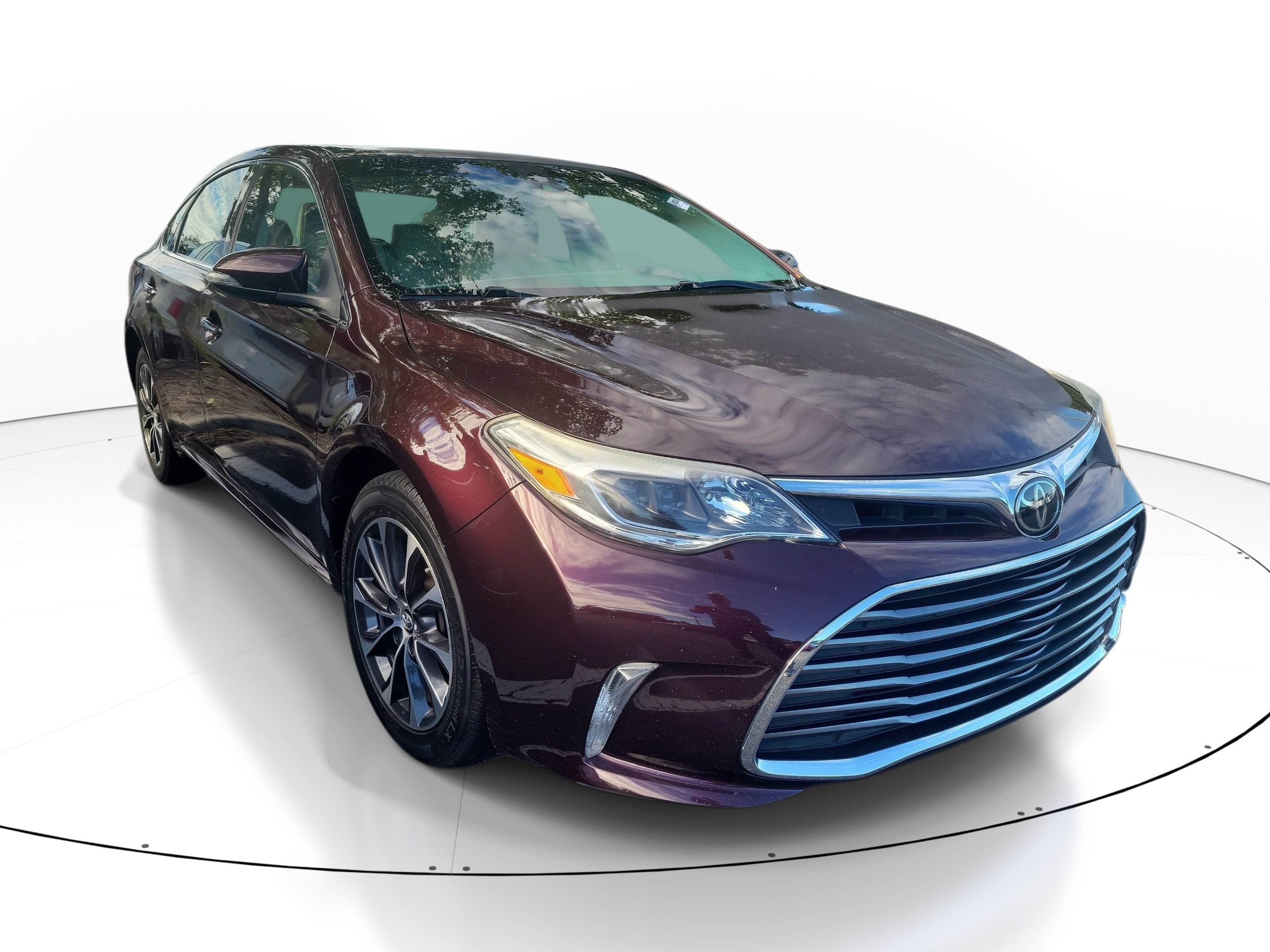 Used 2018 Sizzling Crimson Mica Toyota XLE Premium image 1