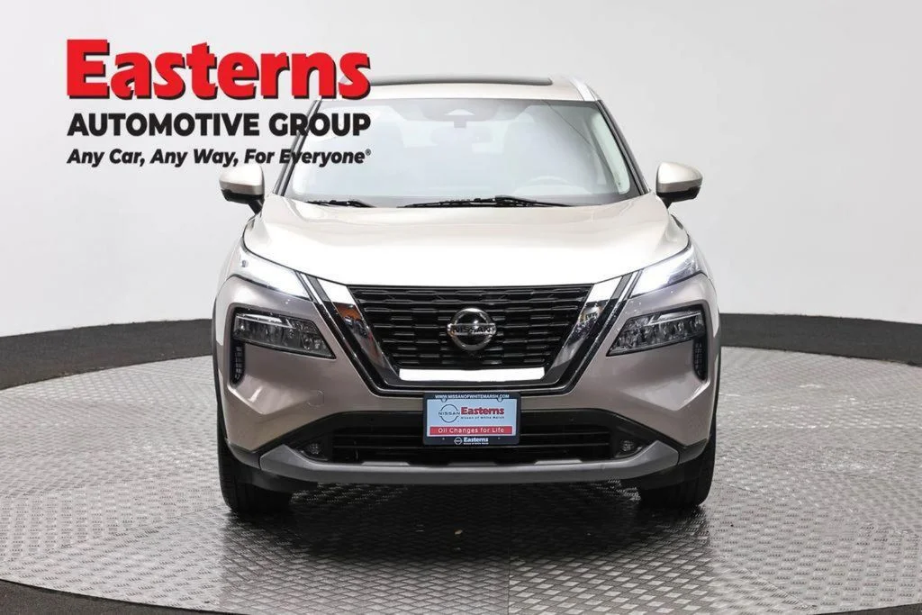 Used 2021 Gold Nissan SL image 2
