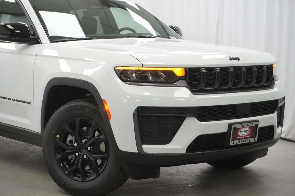 New 2026 Bright White Clear-Coat Exterior Paint Jeep Altitude image 3