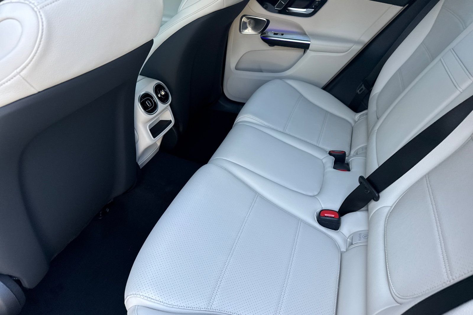 New 2027 Polar White Mercedes-Benz GLC 300 image 11