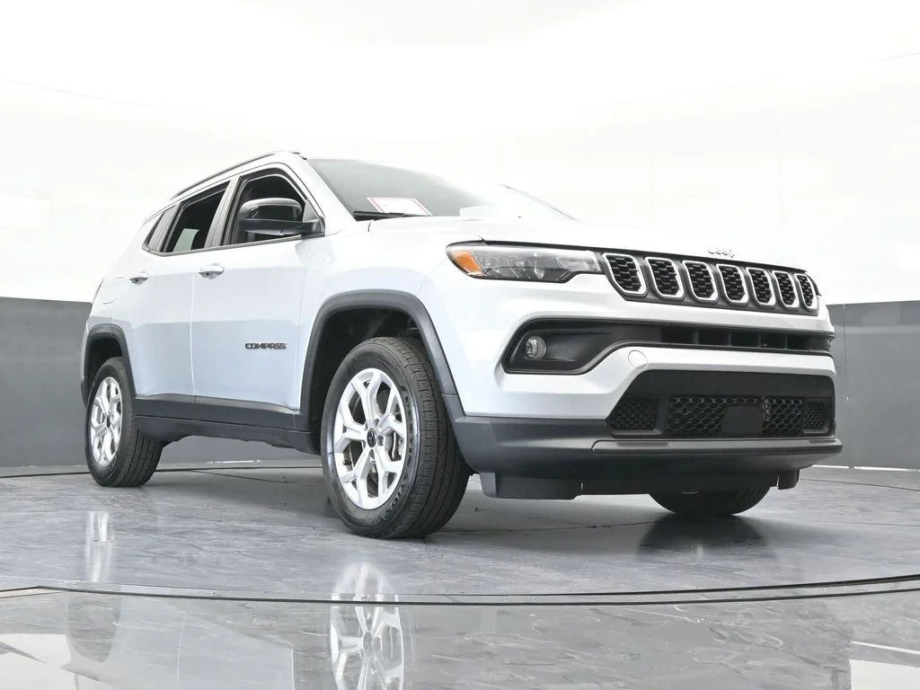 Used 2025 Silver Zynith Metallic Clearcoat Jeep Latitude image 32