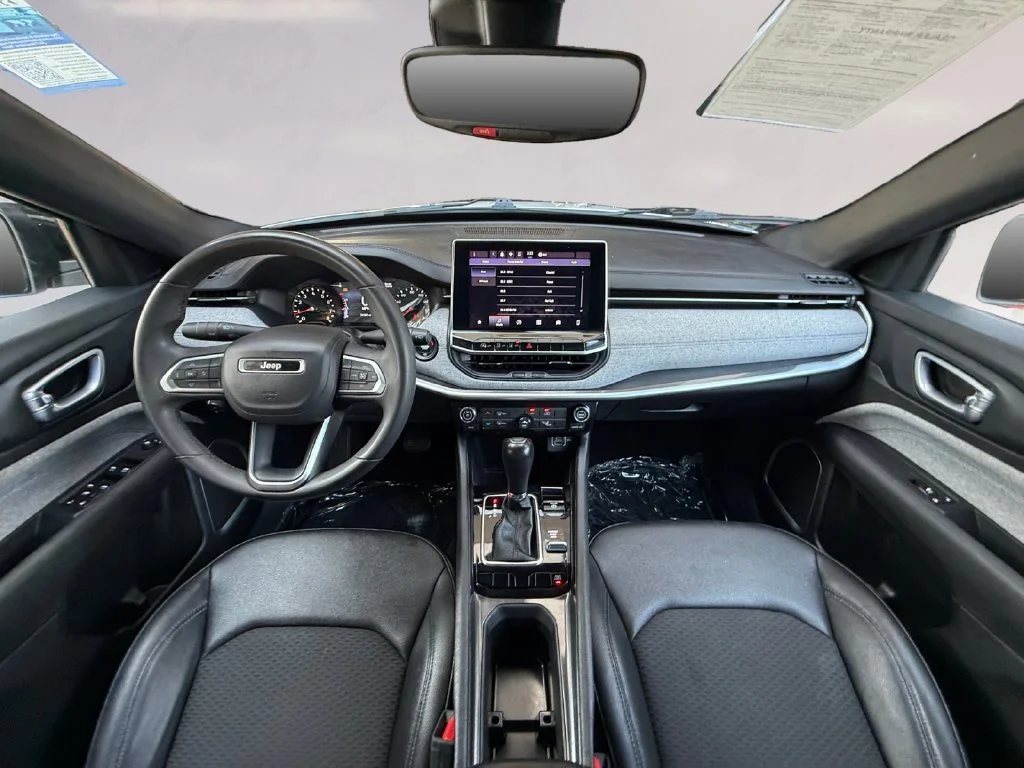 Used 2024 White Jeep Latitude image 12