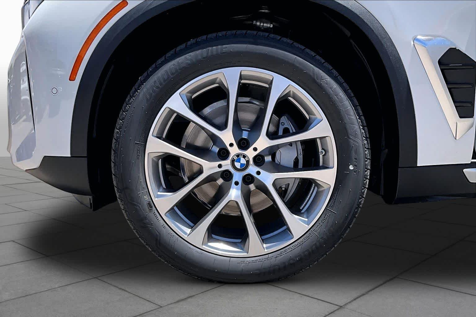 New 2026 Alpine White BMW sDrive40i image 11