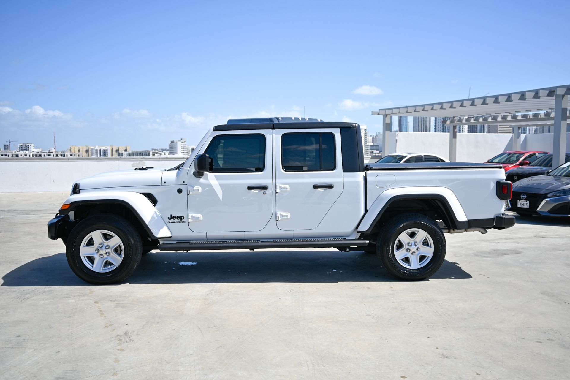 Used 2023 White/off-white Jeep Sport S image 8
