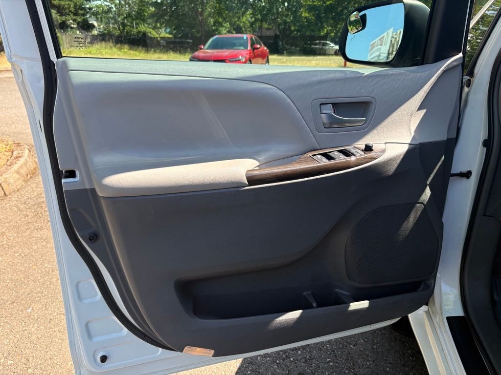 Used 2017  Toyota XLE image 12