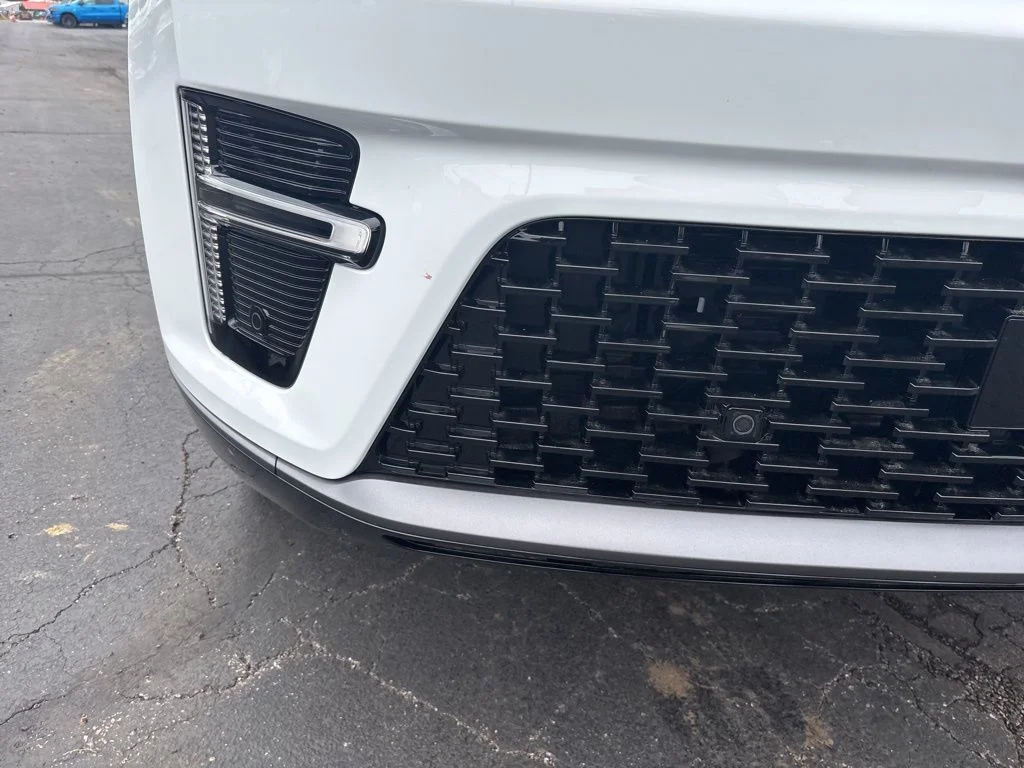 New 2026 Bright White Clear-Coat Exterior Paint Jeep Grand Wagoneer image 9