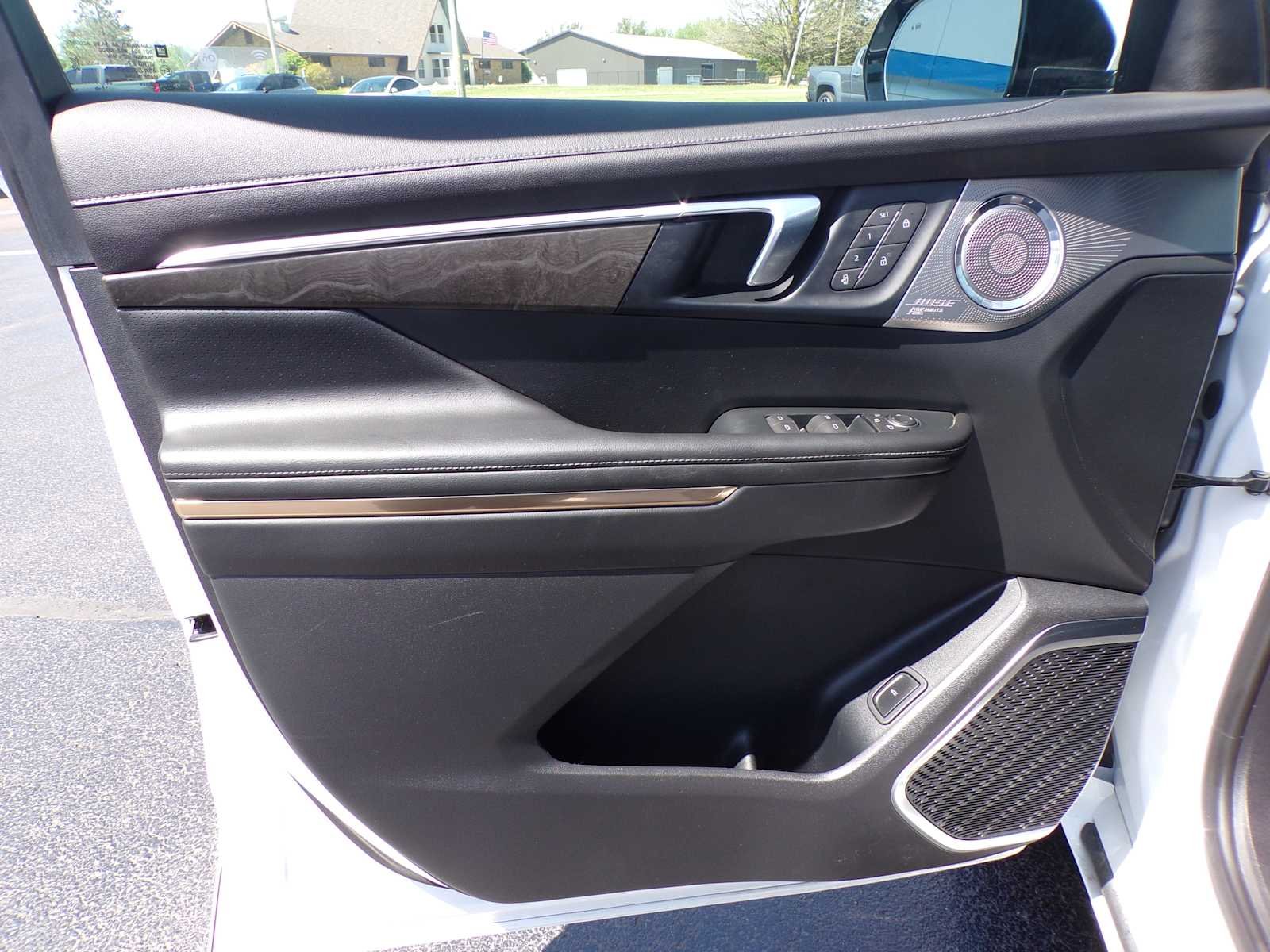 Used 2025 White Frost Tricoat Buick Avenir image 9