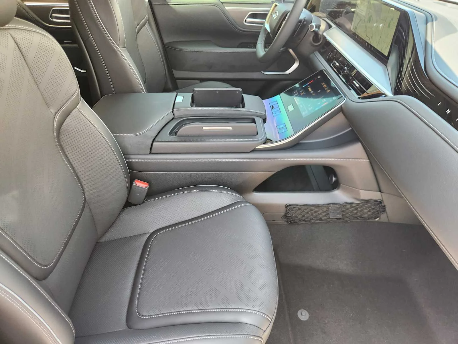 New 2027 RADIANT WHITE INFINITI Luxe 2WD image 9