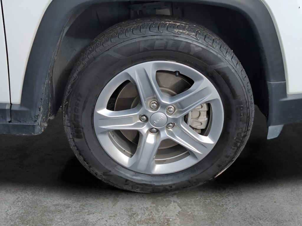Used 2024 Bright White Clearcoat Jeep Latitude image 34