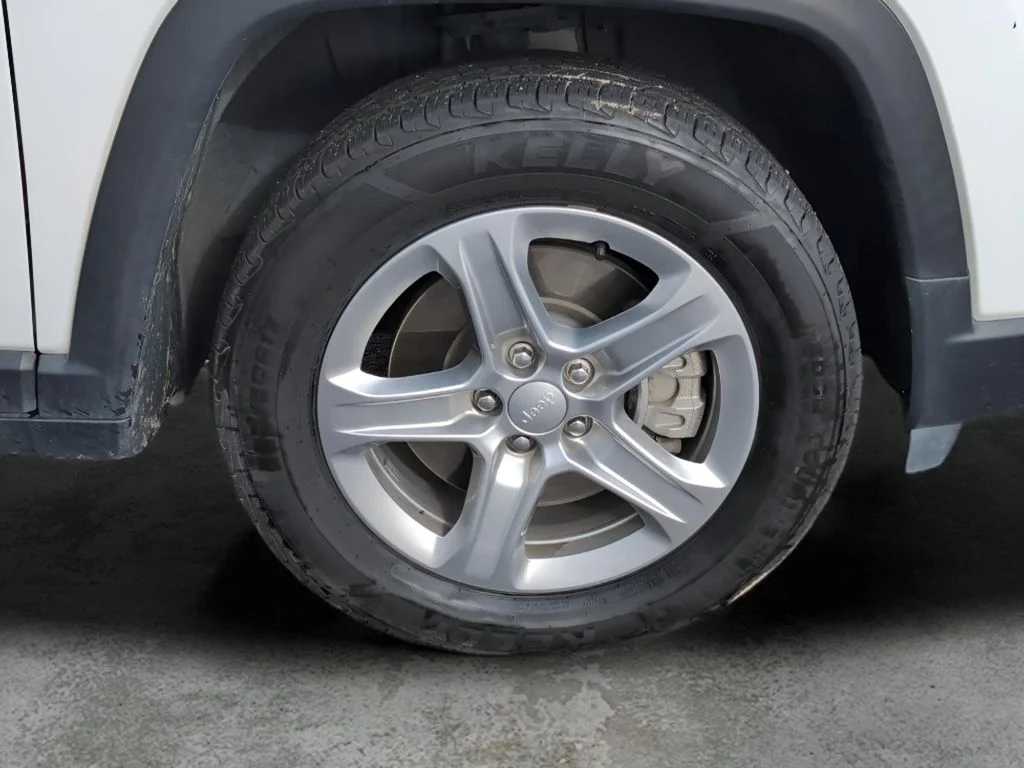 Used 2024 Bright White Clearcoat Jeep Latitude image 34