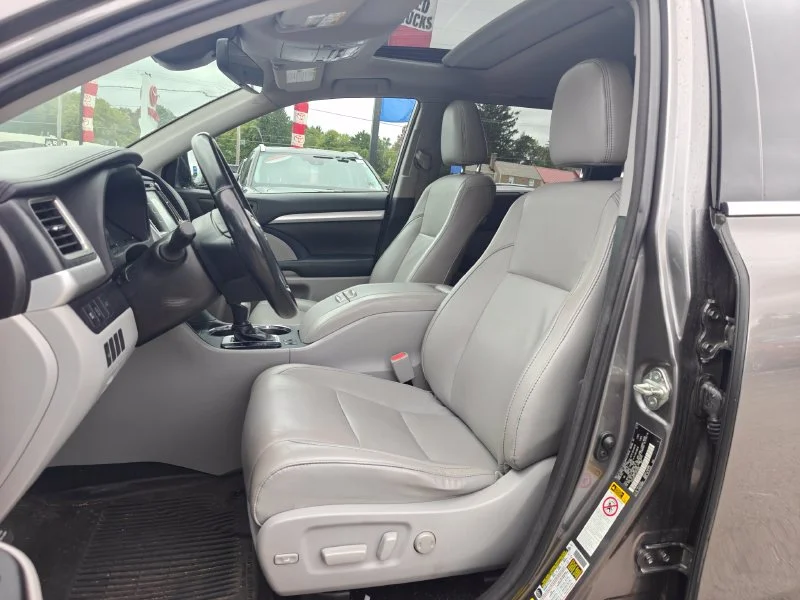 Used 2018 Silver Toyota XLE image 8