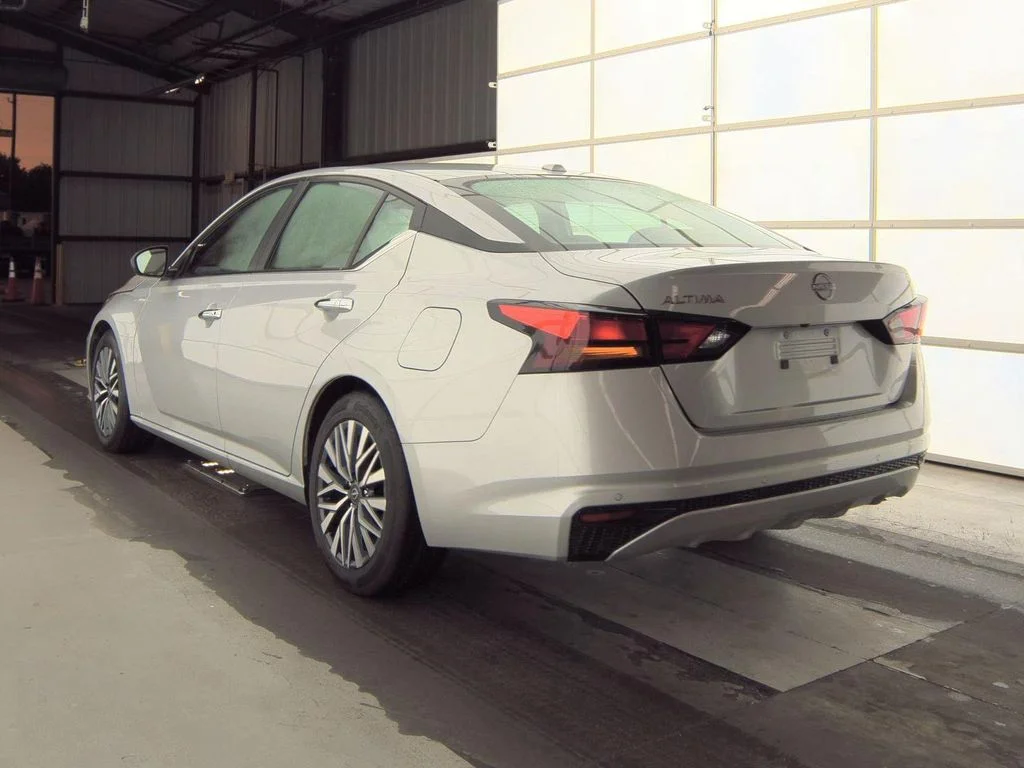 Certified Used 2025 Silver Nissan 2.5 SV image 3