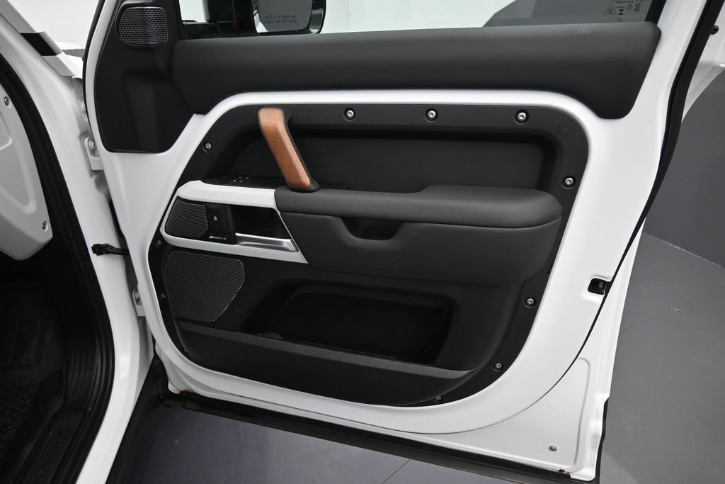 Used 2024 Fuji White Land Rover S image 16