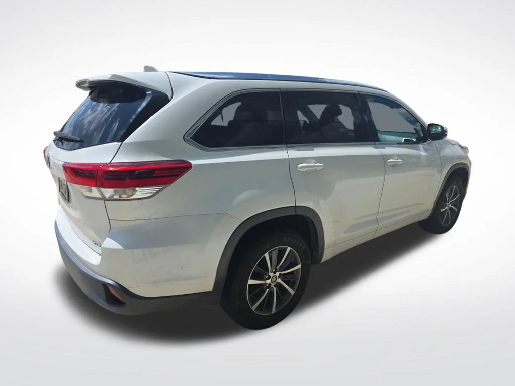Used 2018 White Toyota XLE image 6