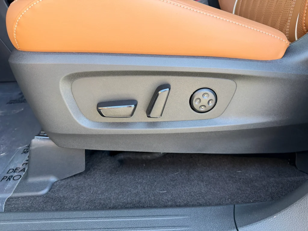 New 2027 2T RAD WHT INFINITI Autograph AWD image 19