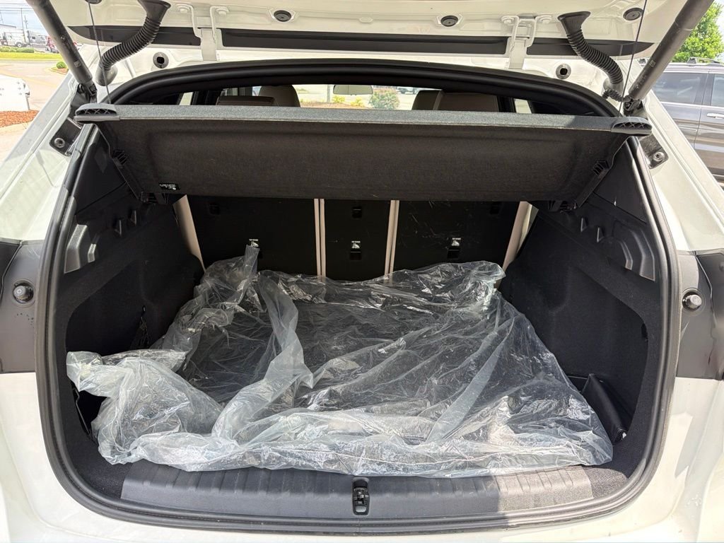 Used 2025 White BMW xDrive28i image 16