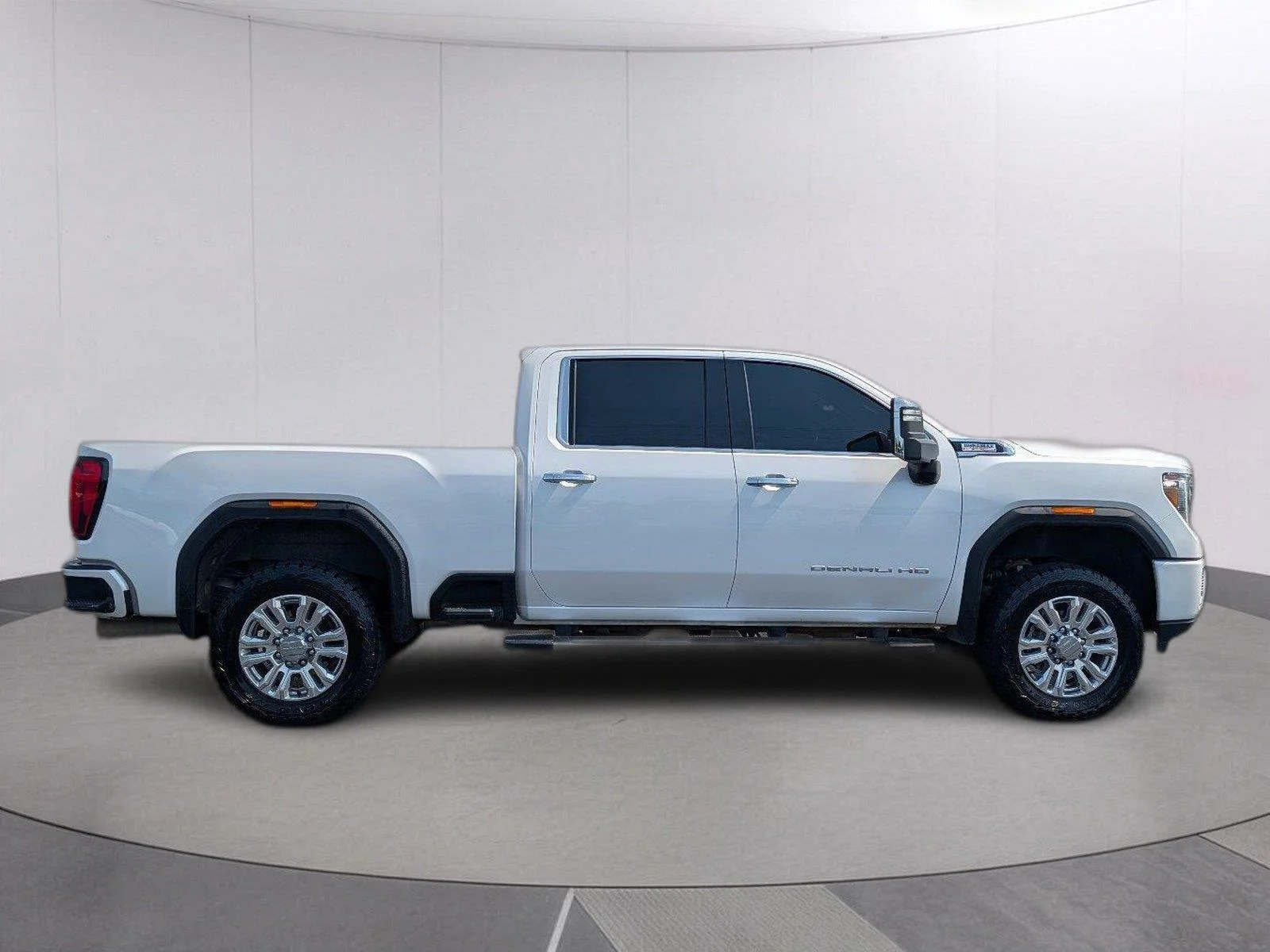 Used 2022 White Frost Tricoat GMC Denali image 7