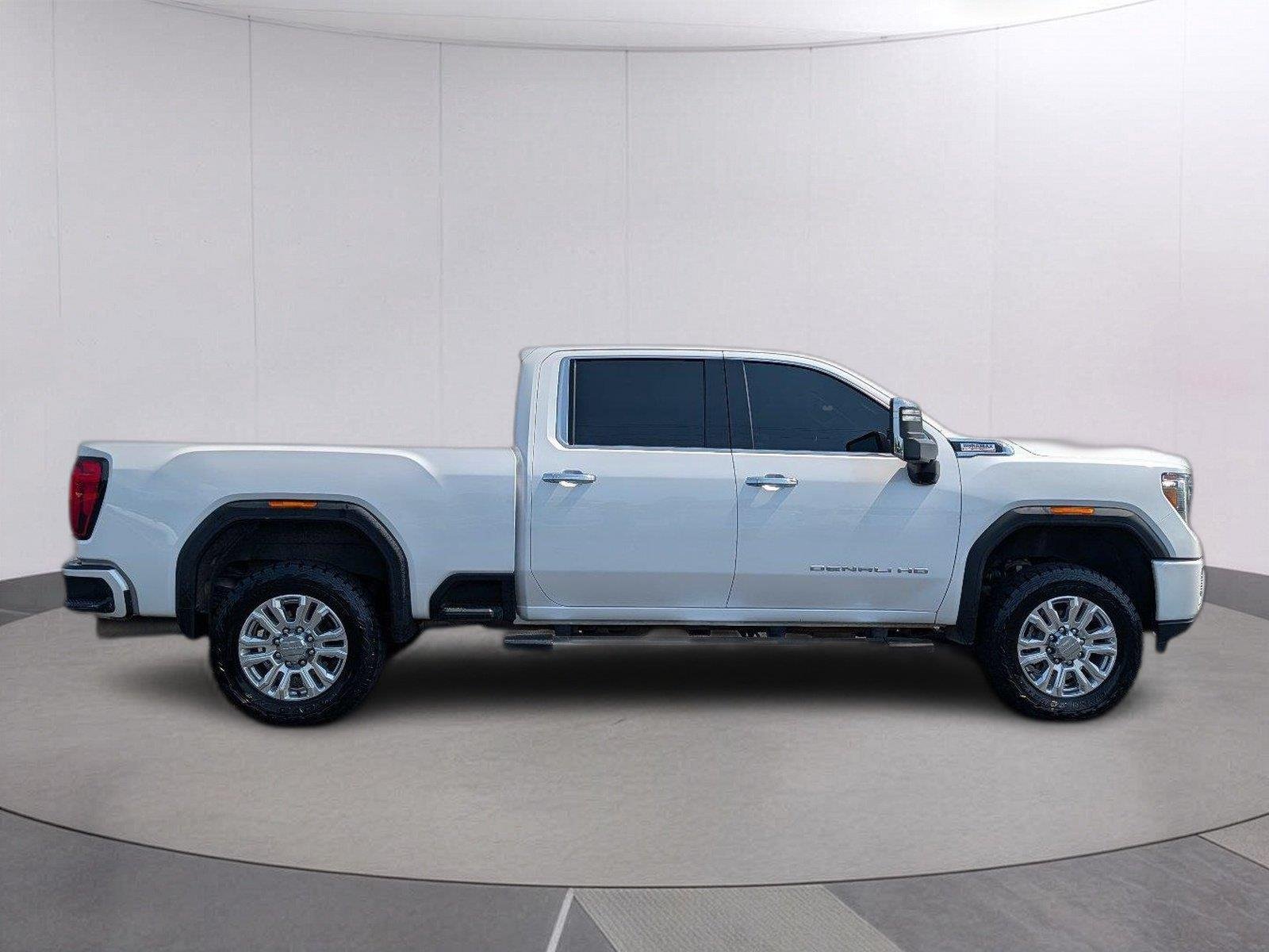 Used 2022 White Frost Tricoat GMC Denali image 7