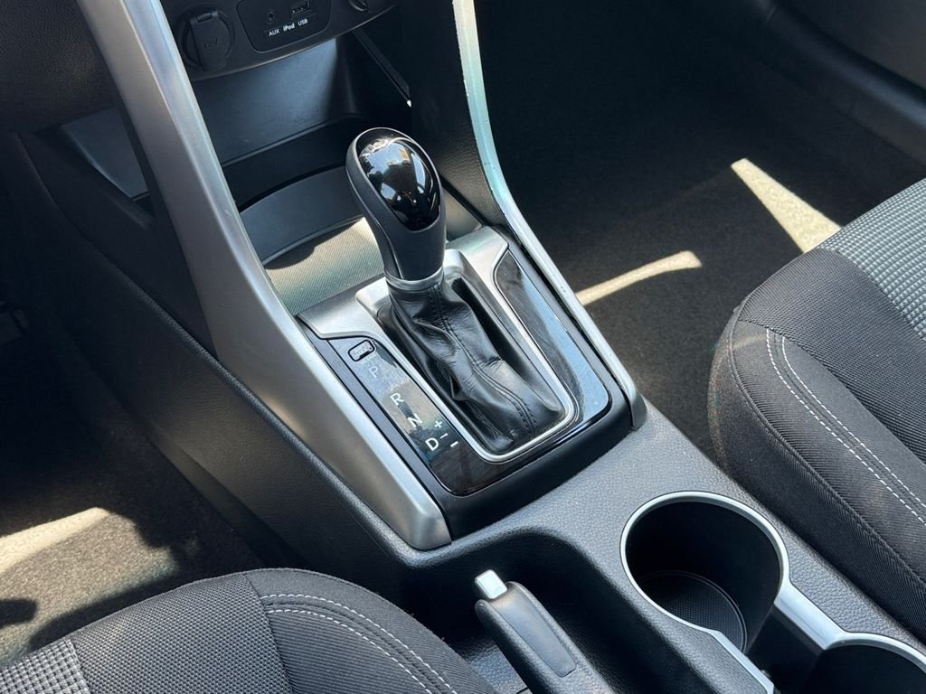 Used 2014 Shimmering Silver Hyundai Base image 17