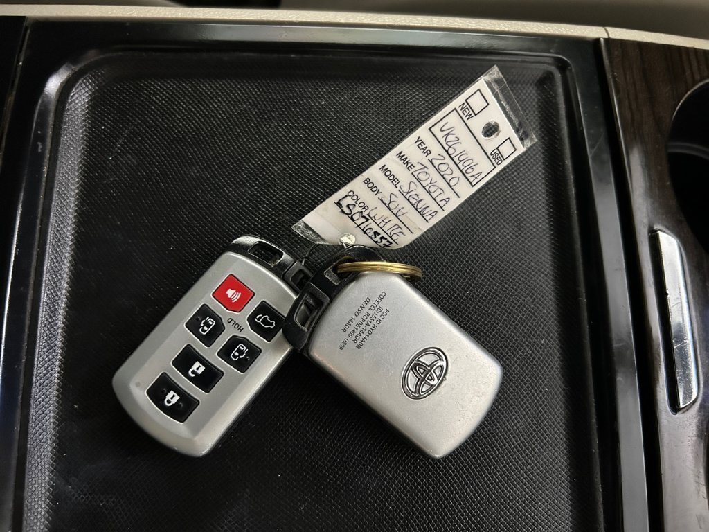 Used 2020 White Toyota XLE image 27