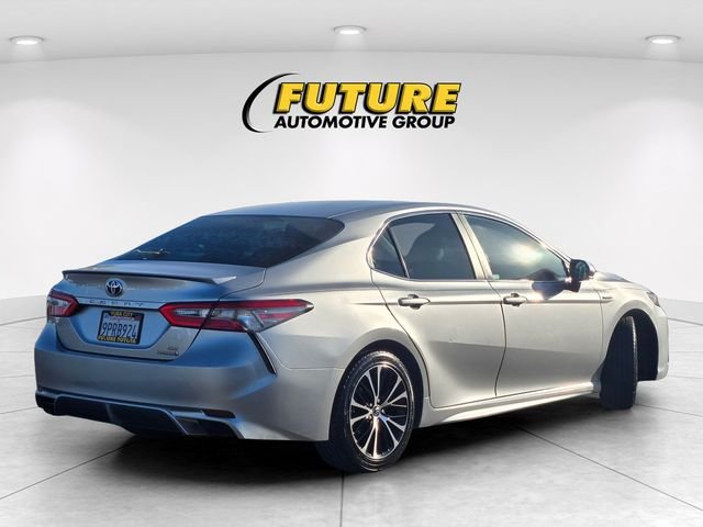 Used 2018 Silver Toyota SE image 4