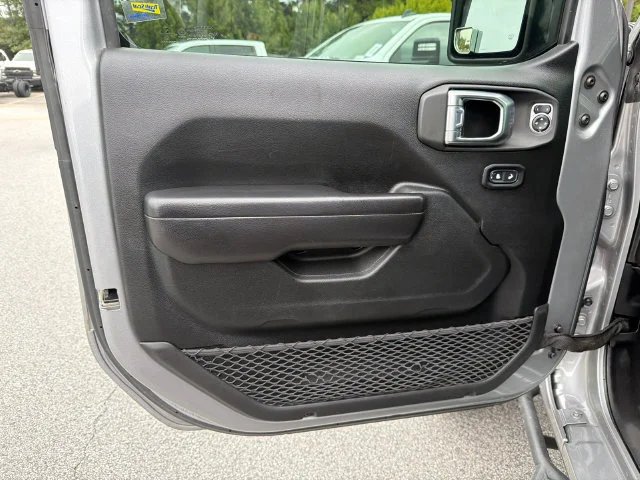 Used 2020 Silver Jeep Sport Altitude 4x4 image 10