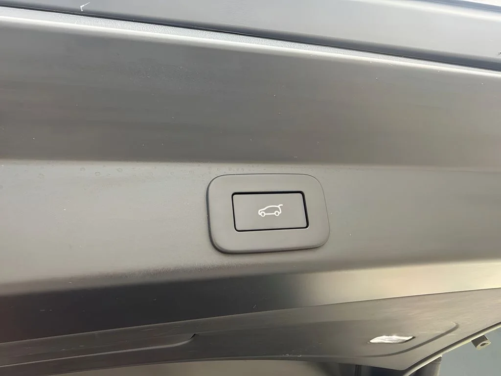 Used 2024 Black Land Rover Dynamic SE image 25
