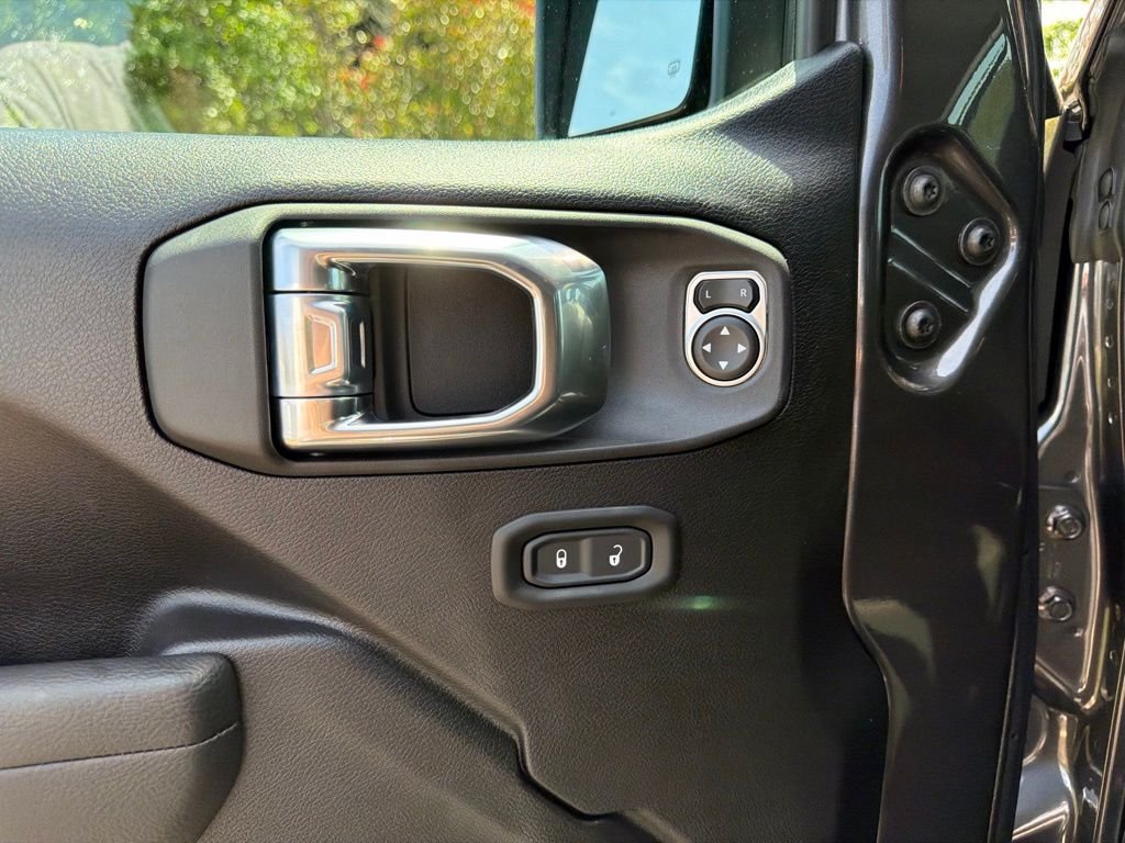 New 2026 Granite Crystal Metallic Clear-Coat Exterior Paint Jeep Mojave image 13
