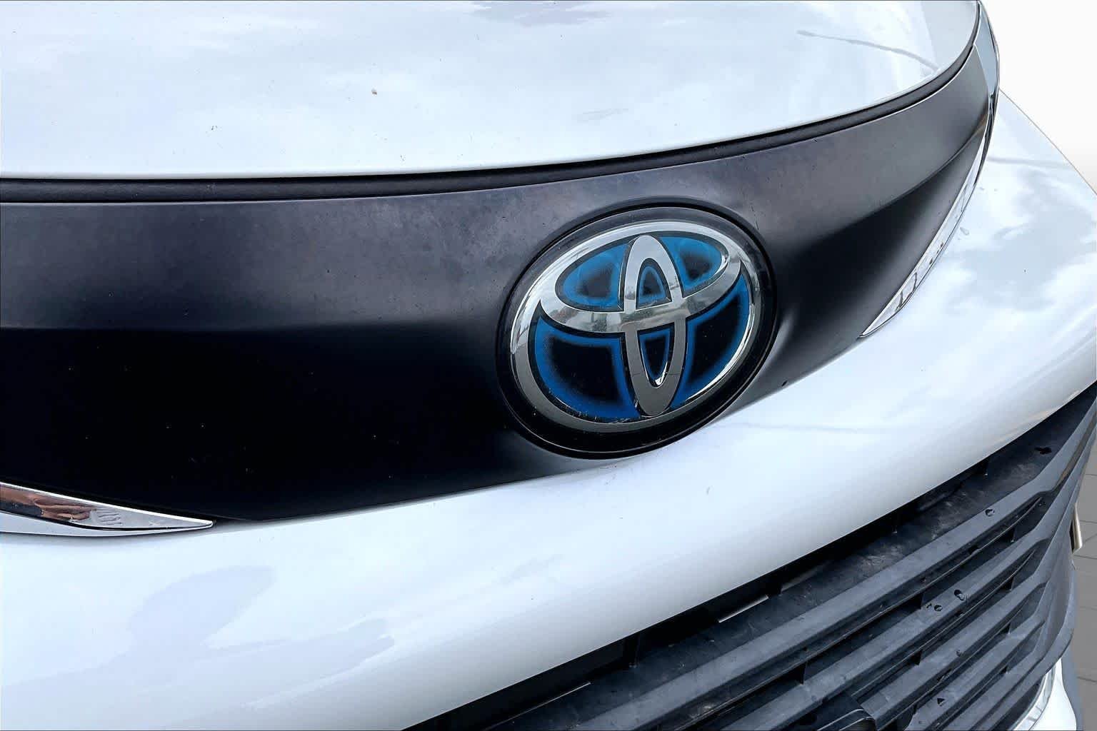 Used 2022 Wind Chill Pearl Toyota XLE image 28