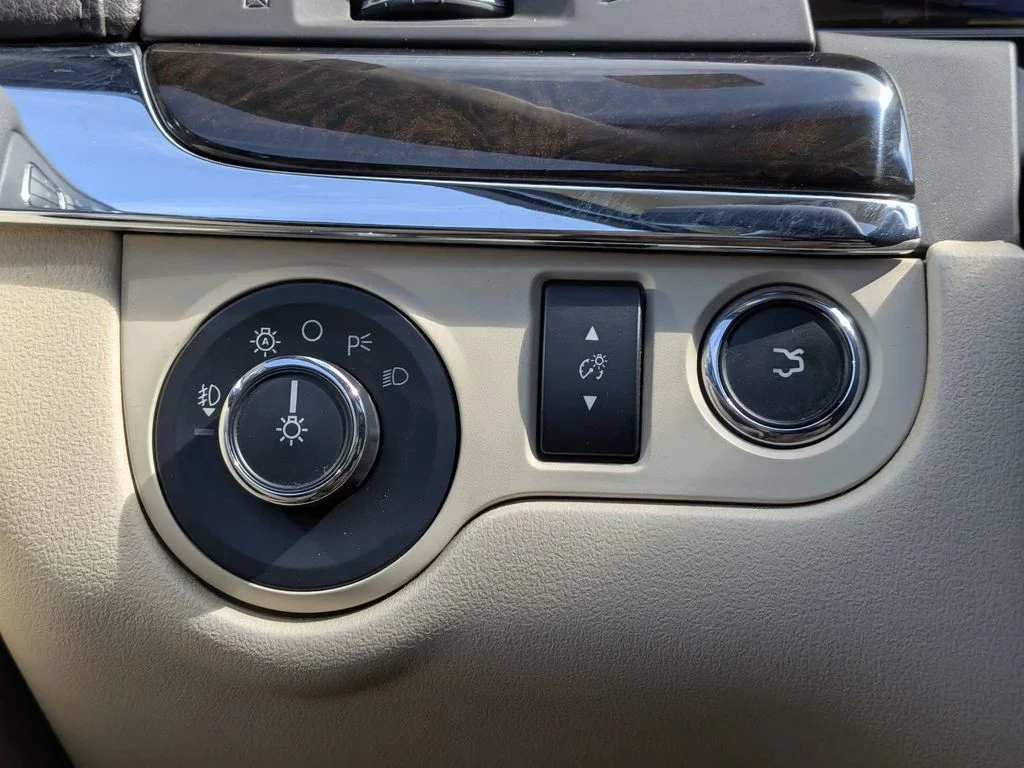 Used 2013 Beige Lincoln Base image 20
