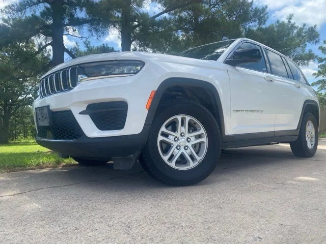Used 2024 White/off-white Jeep Laredo image 4