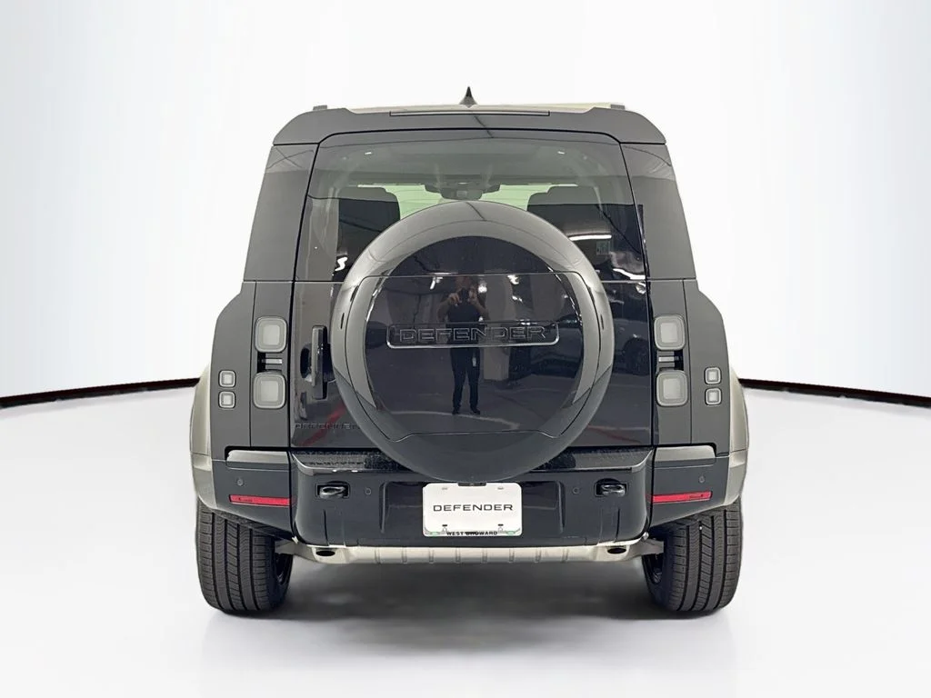 New 2026 Santorini Black Land Rover X-Dynamic SE image 6