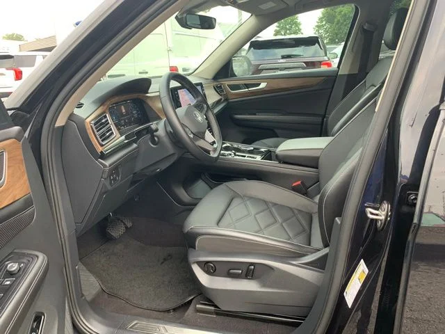 Used 2025  Volkswagen 2.0T SE w/Technology image 24