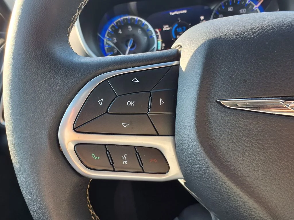 Used 2025 White Chrysler Select image 29