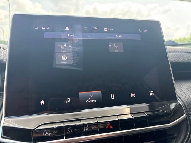 Used 2023 Silver Jeep Latitude image 12