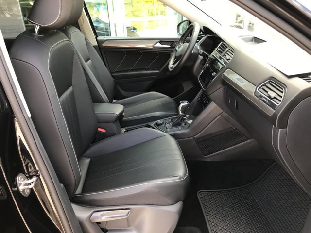 Certified Used 2023 Deep Black Pearl Volkswagen SE image 28