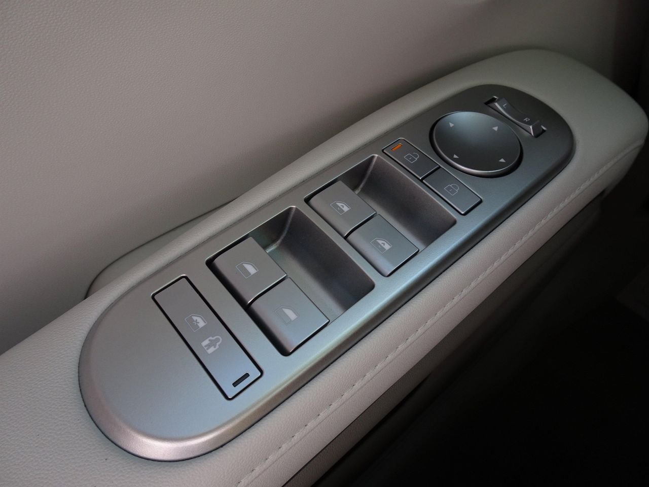 New 2027 Silver Hyundai SEL 7P image 22