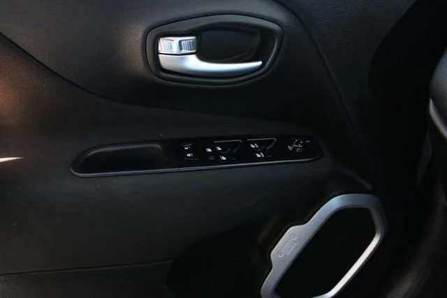 Used 2021 White Jeep Latitude image 10