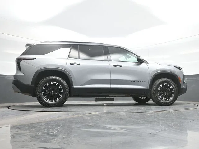 Used 2025 Gray Chevrolet Z71 image 25