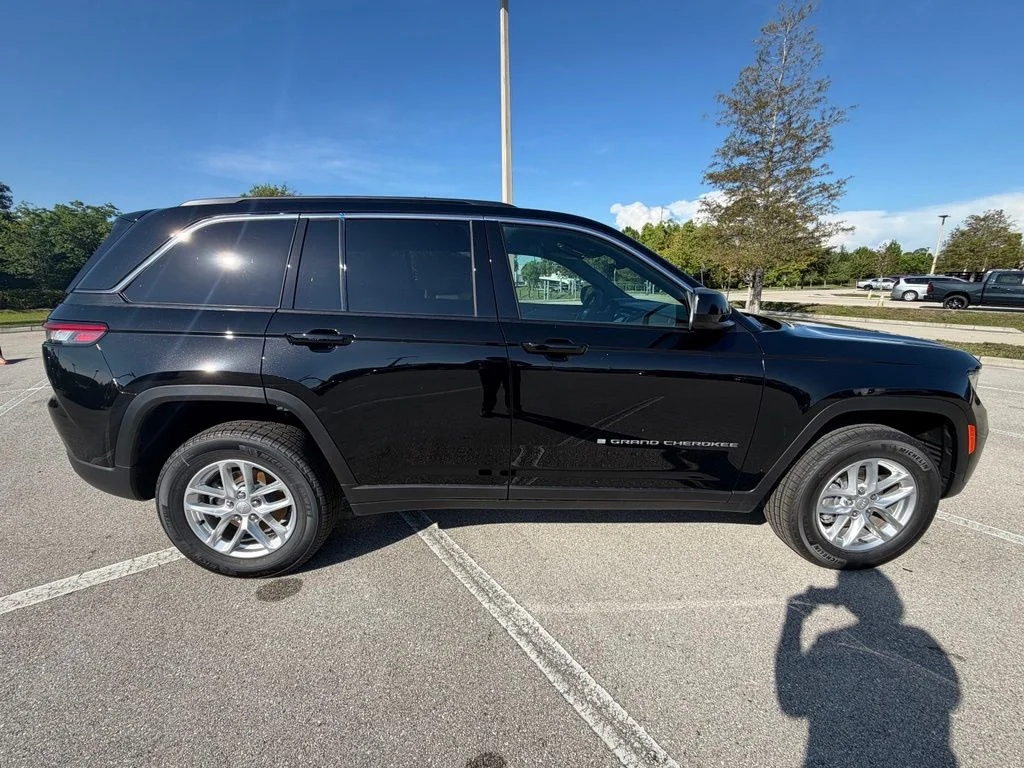 New 2026 Diamond Black Crystal Pearl-Coat Exterior Paint Jeep Laredo image 3