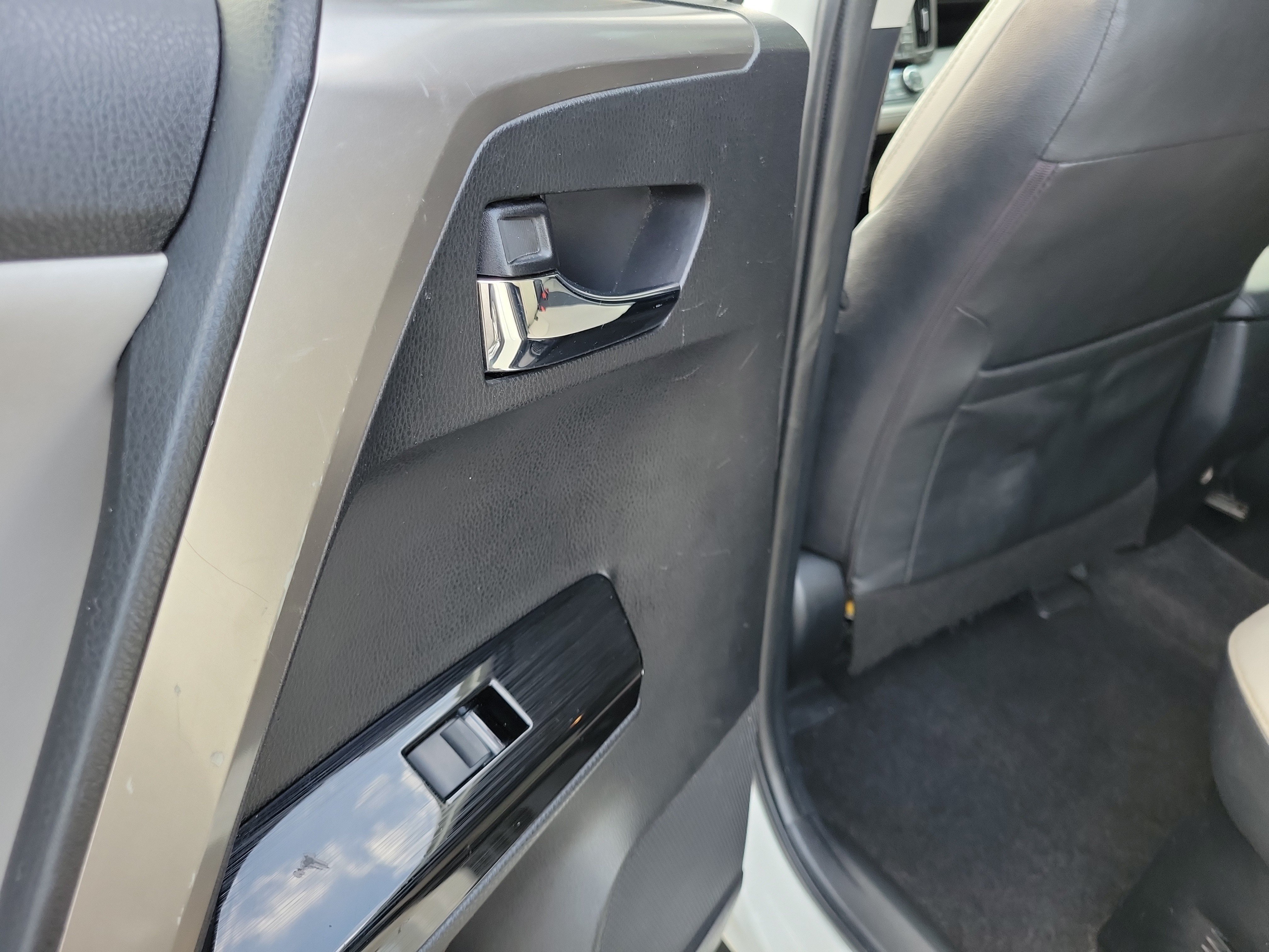 Used 2018 Blizzard Pearl Toyota Hybrid Limited image 13